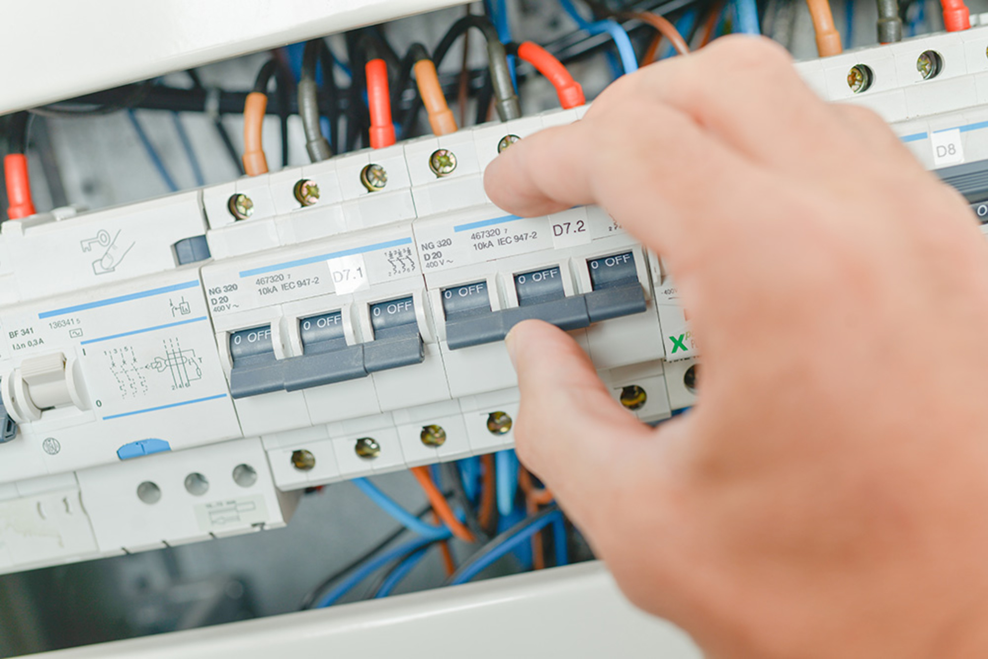 Schalt­schrank­bau bei ESH Elektro Service Henninger GmbH in Salzatal OT Pfützthal